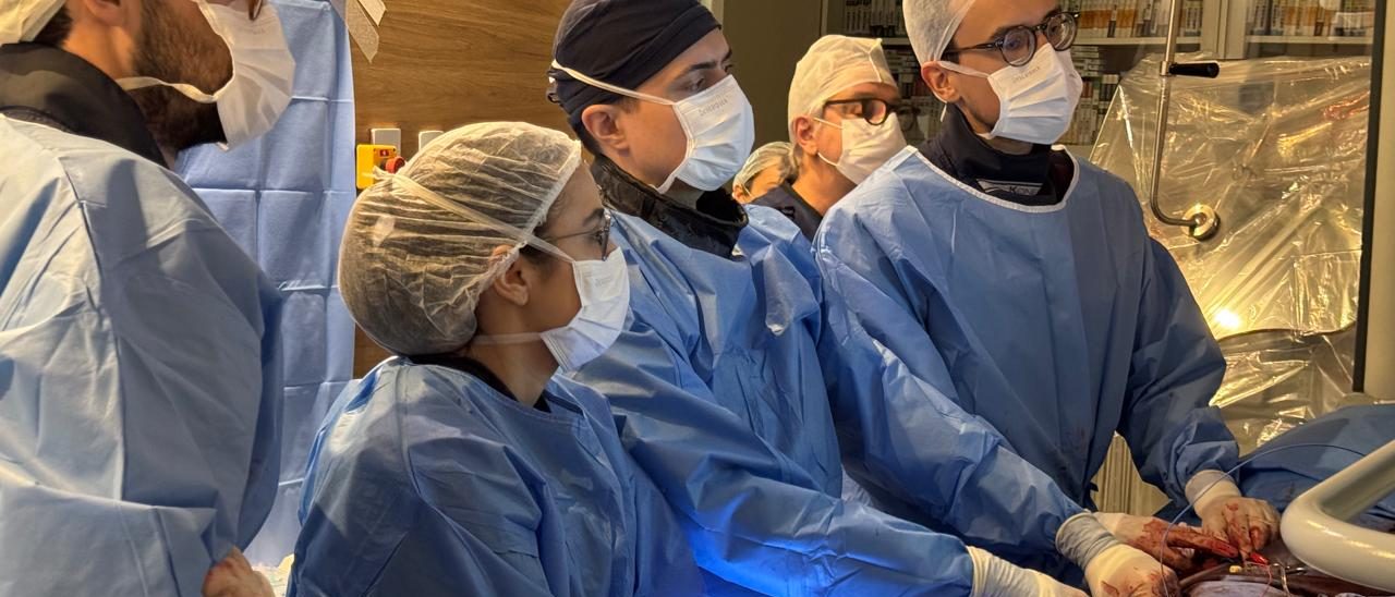 Equipe cirúrgica em procedimento cardíaco